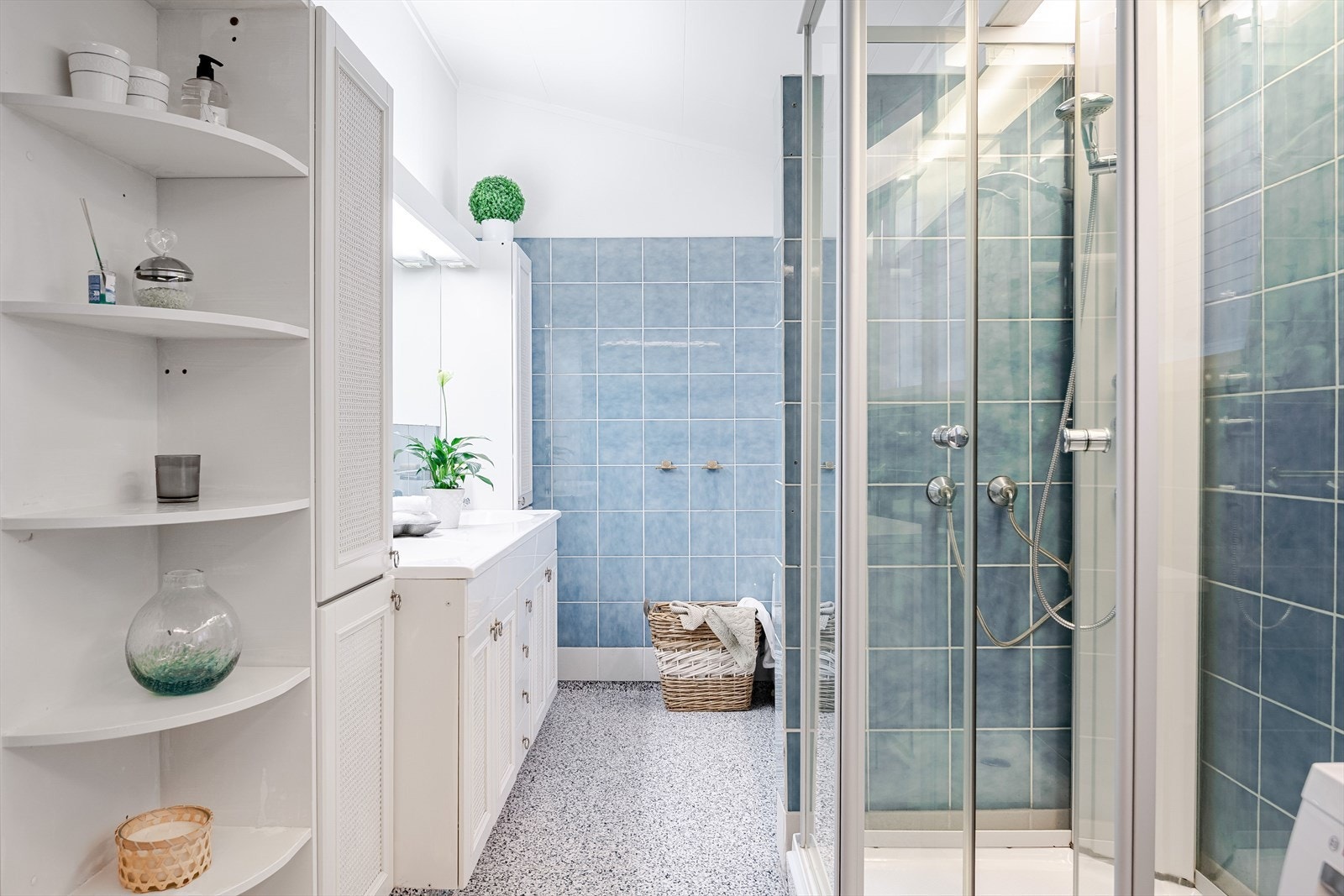 Stort og lyst bad/vaskerom i 1. etasje. Baderommet har fått TG3 i tilstandsrapporten og må totalrenoveres. Galleribilde