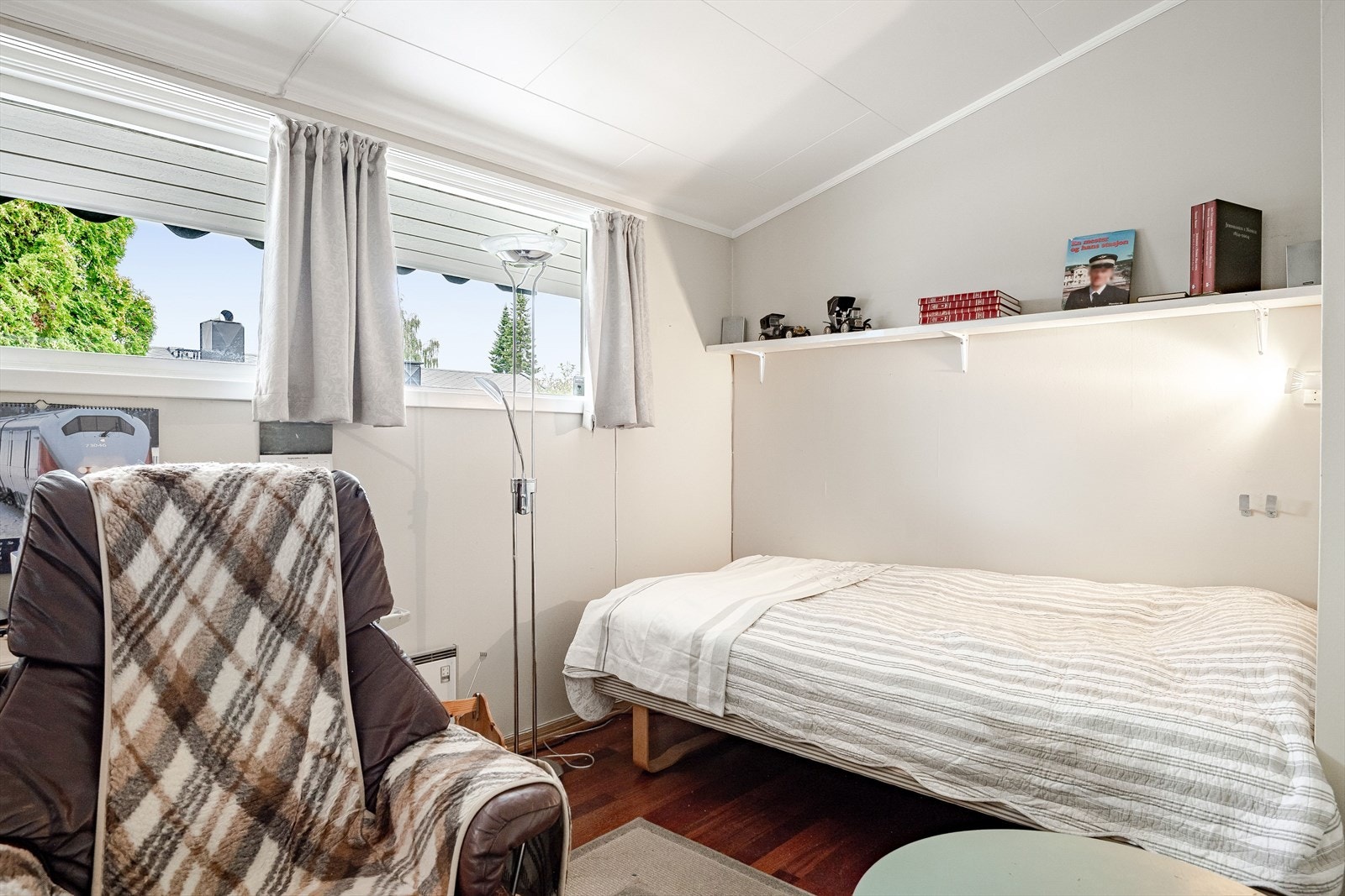 Soverom 2 er et lyst og hyggelig rom med utgang til den vestvendte terrassen og hagen. På soverommet er det plass til seng, kontorpult og oppbevaringsplass i medfølgende garderobeskap. Galleribilde