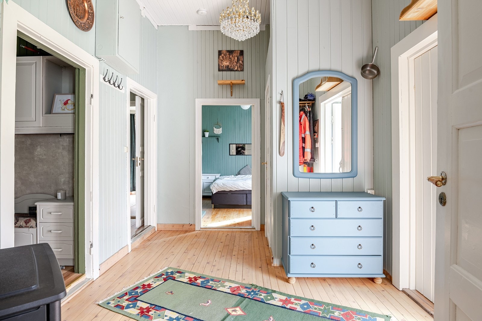 Gangen har lyse originale tregulv og lysmalt panel på veggene. Galleribilde