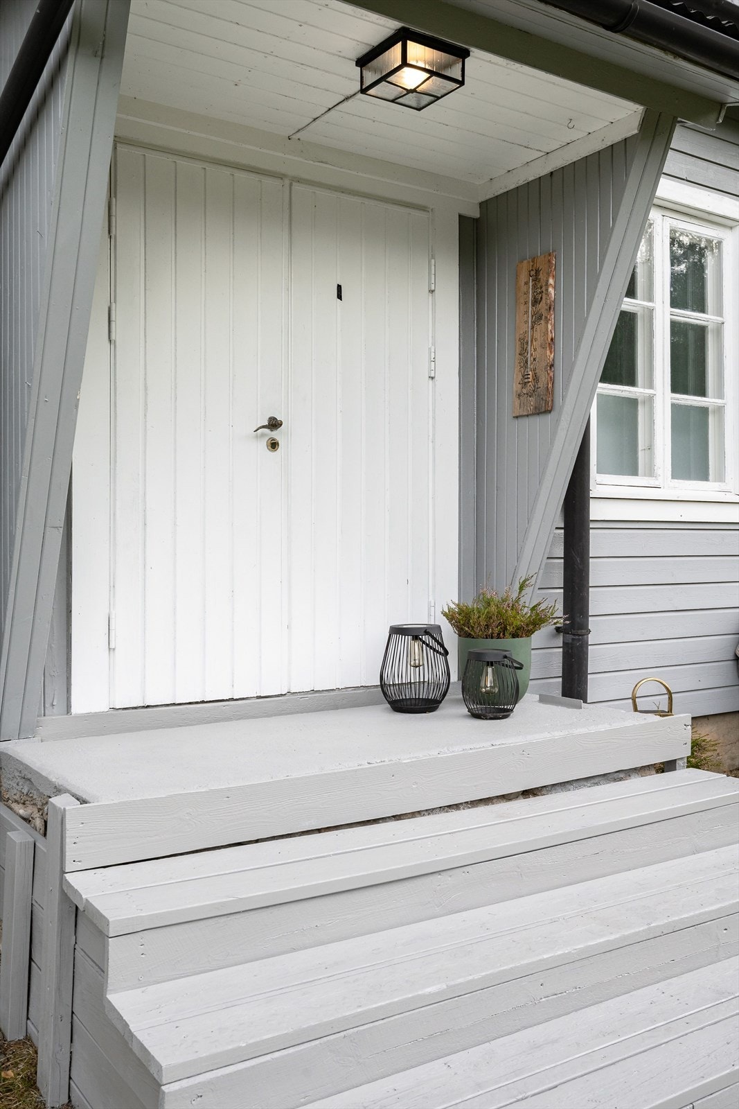 Her ønskes du velkommen til koselige fridager ved et overbygd inngangsparti med rom for utemøbler. Her kan du kose deg med morgen- eller kveldskaffen mens fuglene kvitrer og suset fra tretoppene gir ro for kropp og sjel. Galleribilde