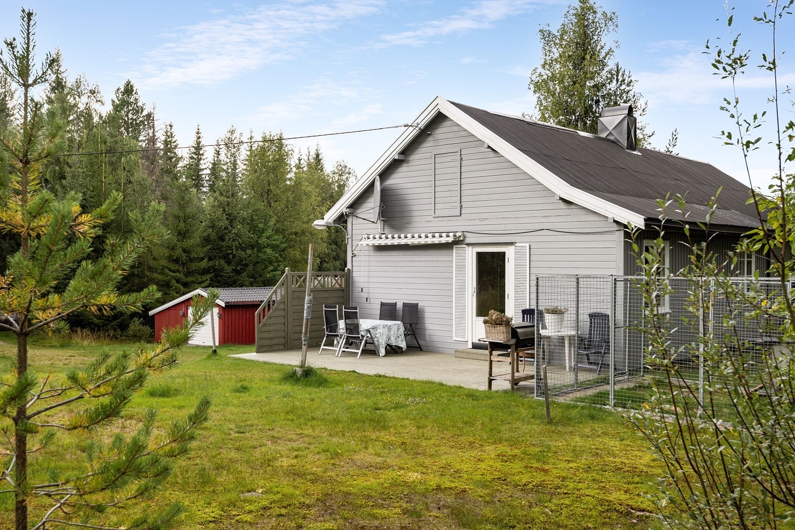 Terrassen har terrassebord på gulv, levegg og god plass til sittegrupper. Det er også montert markise. Galleribilde