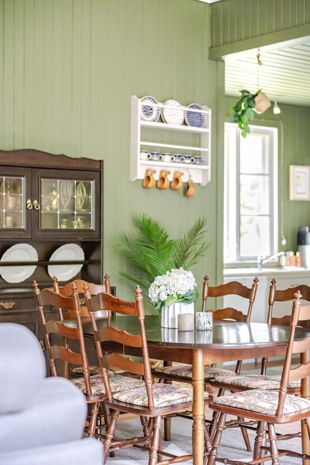 Kjøkkenet ligger i en fin delvis åpen løsning med stuen, naturlig tilbaketrukket, men likevel åpent og sosialt. Galleribilde