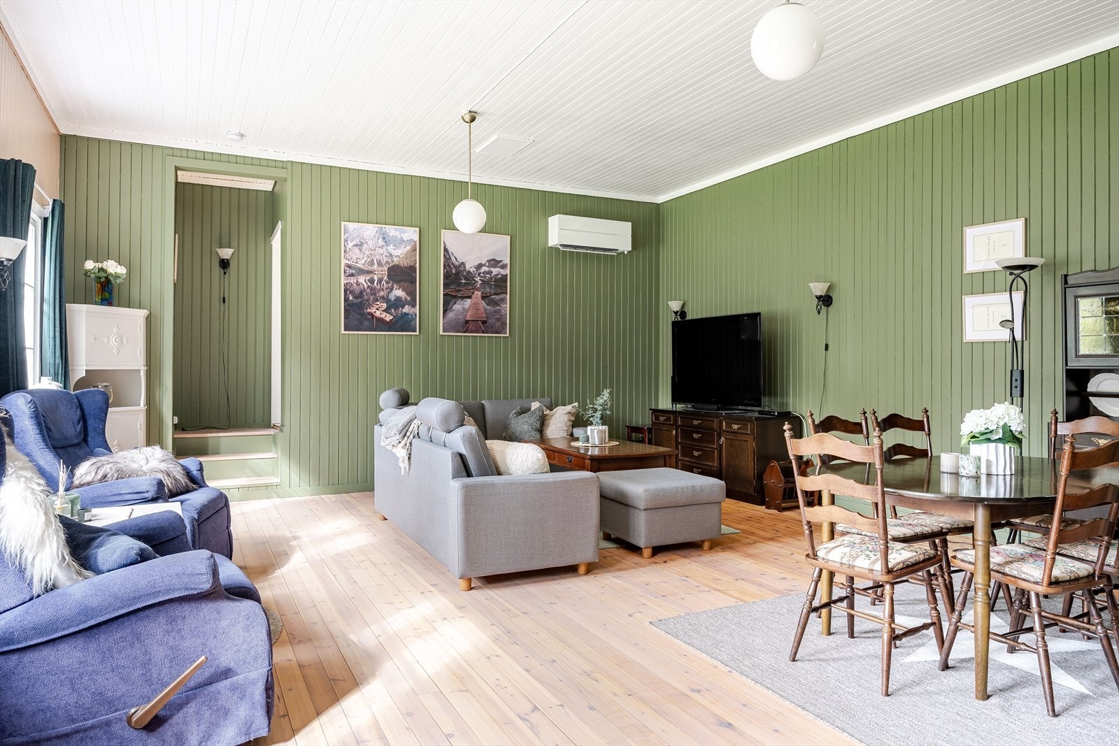 Stuen er det naturlige oppholdsrommet i hytta, og er et stort, lyst og luftig rom. Galleribilde