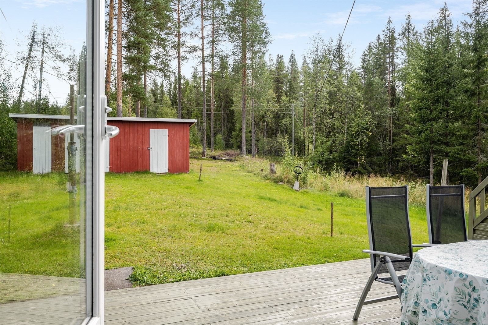 Fra soverommet er det utgang til solrik sydvendt terrasse på ca. 26m². Her kan du virkelig feriere på en hytte hvor den vakre naturen rundt vil lade batteriene før hverdagen igjen krever sitt. Galleribilde