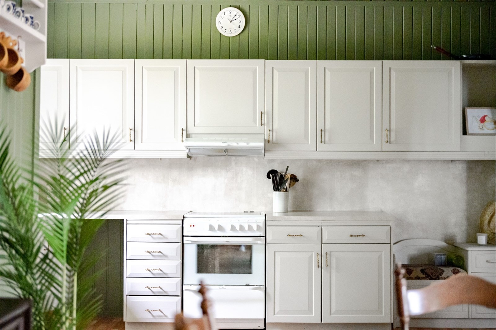 Lys kjøkkeninnredning med god skap- og benkeplass. Galleribilde