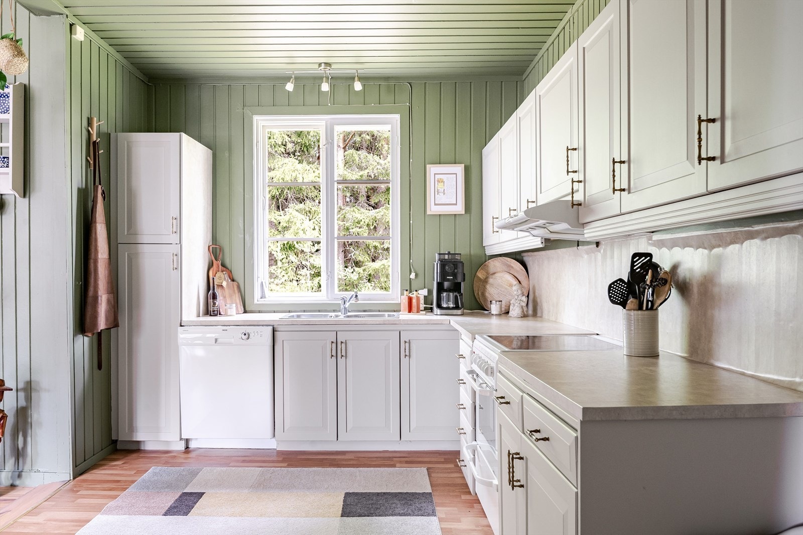 Den store vindusflaten slipper inn fint lys og det er god takhøyde. Vegger og tak er malt i en flott grønnfarge som harmonerer fint med det frodige utsynet. Galleribilde