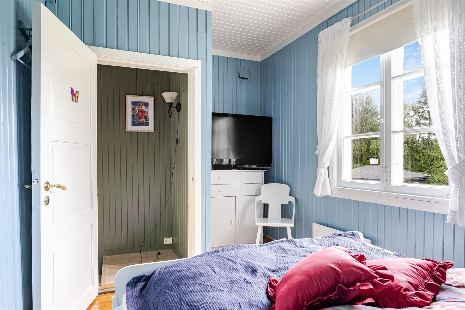 Soverommet ligger et nivå opp fra stuen og var originalt en scene på den gamle leirskolen. Galleribilde