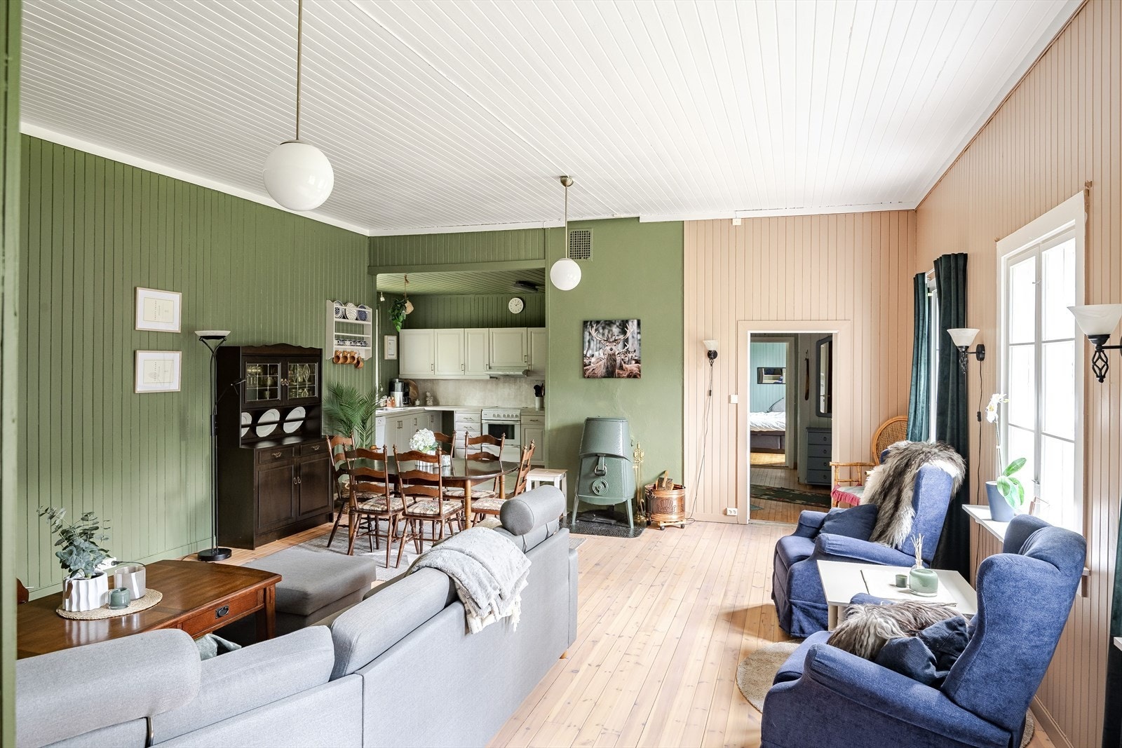 Som et fint midtpunkt i stuen er det en eldre vedovn som gir god varme. Det er også montert luft-til-luft varmepumpe fra 2019 som gir en jevn varme. Galleribilde