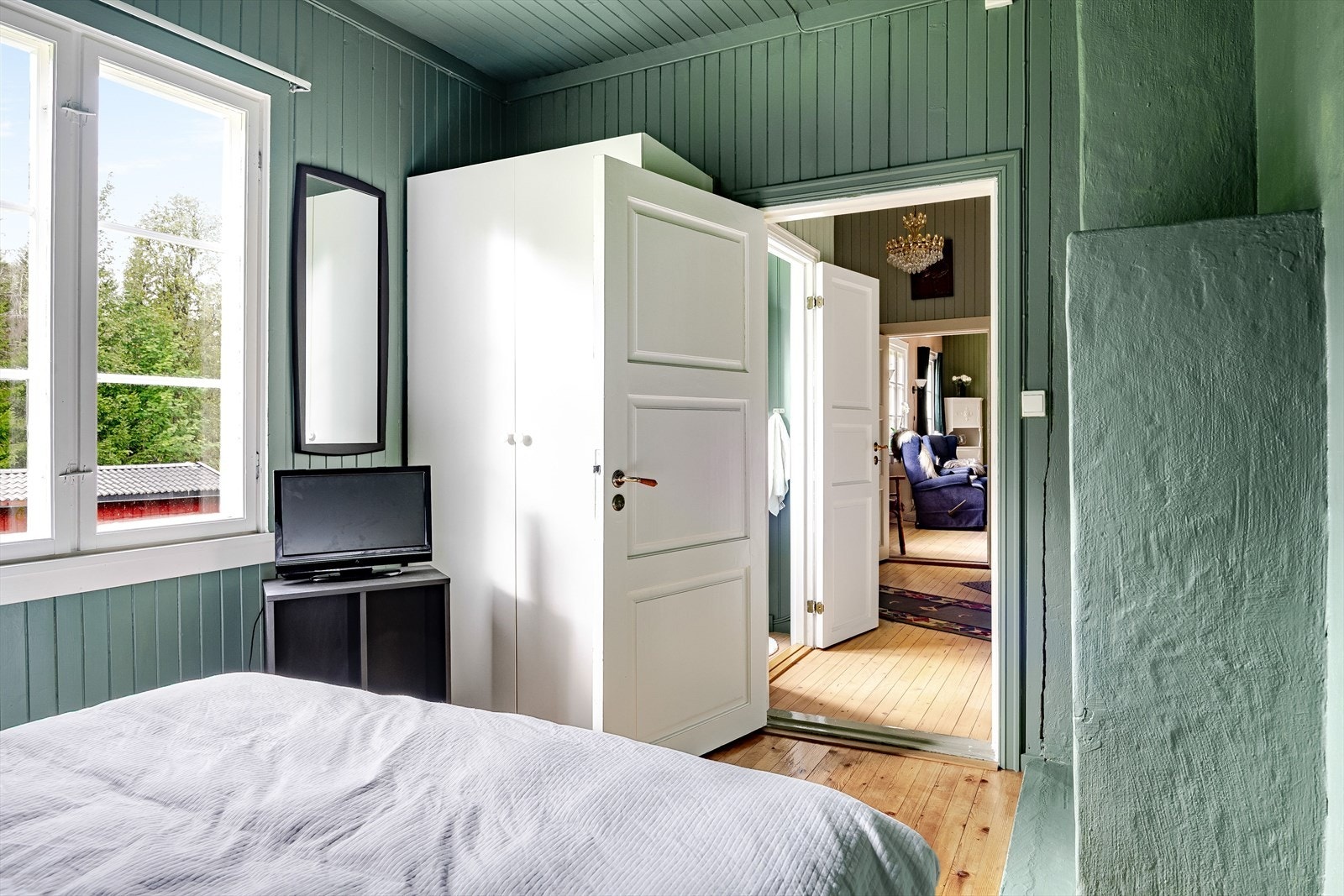 Det er også oppbevaringsplass i medfølgende garderobeskap. Galleribilde