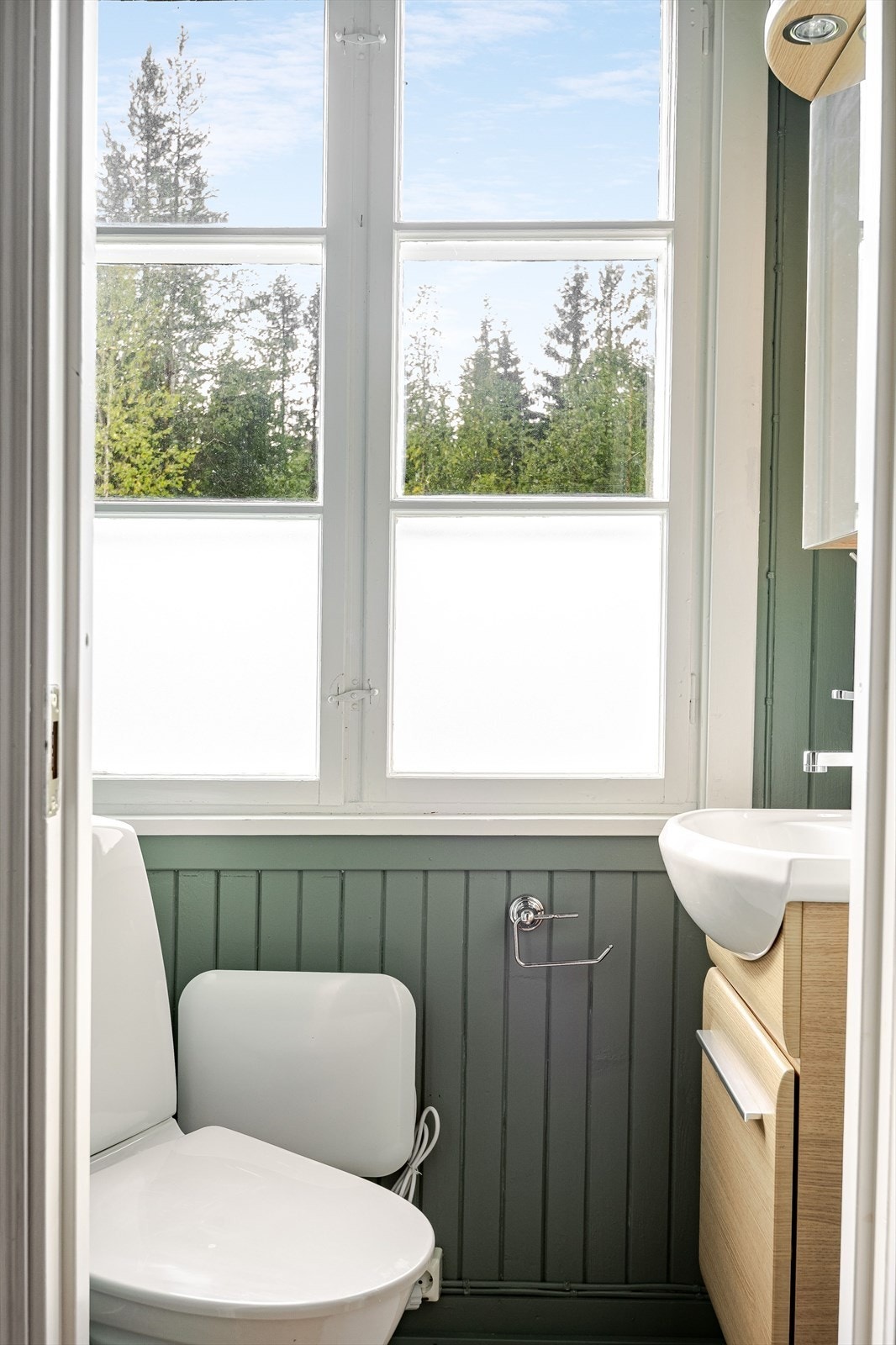 Fra gangen er det adkomst til en lyst separat toalettrom. Galleribilde