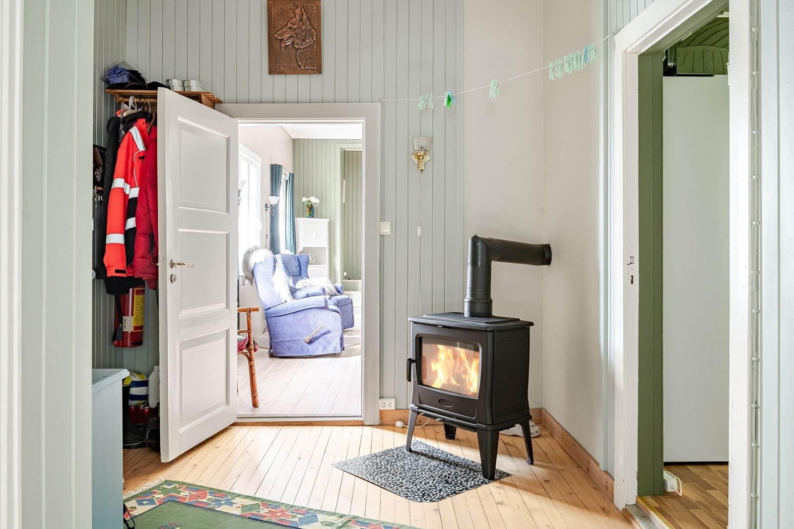 I hjørnet av gangen er det en koselig peisovn som gir en varm og hyggelig velkomst. Galleribilde