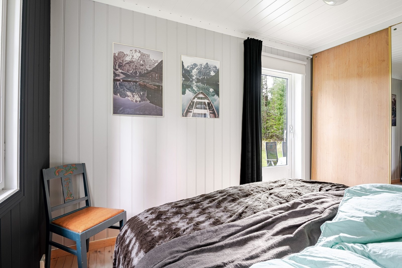 Soverommet har lyse originale tregulv og overflater med lysmalt panel og en mørk kontrastvegg. Galleribilde