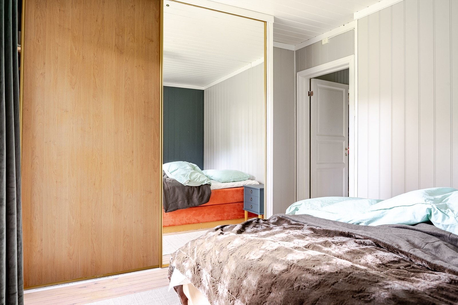 På soverommet er det naturlig plass til dobbeltseng med tilhørende nattbord, samt rikelig med oppbevaringsplass i stor plassbygget skyvedørsgarderobe. Galleribilde