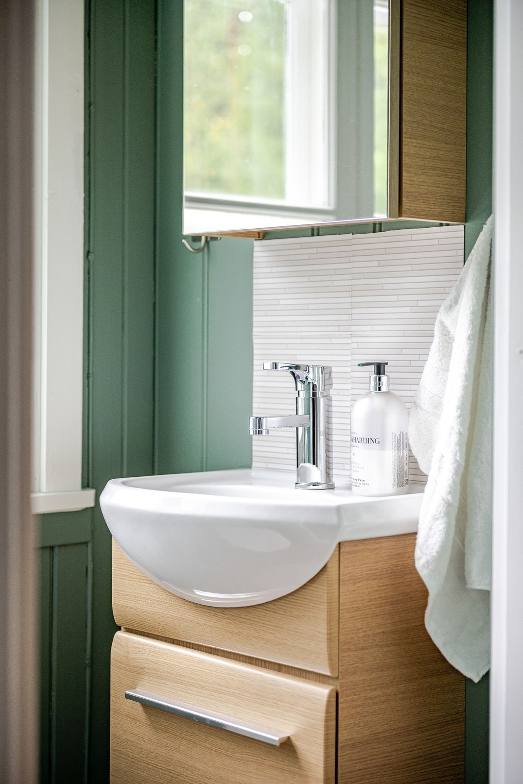 Toalettrommet har tregulv, malt panel på veggene og er utstyrt med servantskap, speilskap og gulvstående toalett. Galleribilde