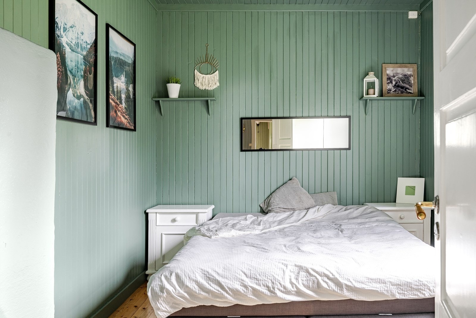 Hytta inneholder 3 koselig soverom. Soverom 1 er i dag innredet med en dobbeltseng med tilhørende nattbord. Galleribilde