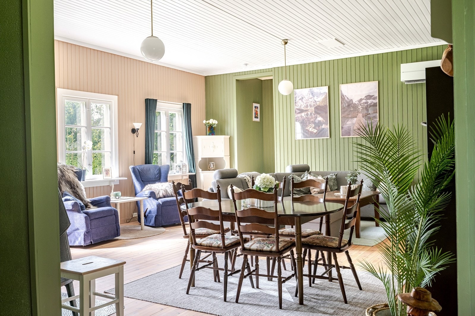 Lysinnslippet sammen med den gode takhøyden gir en god og luftig romfølelse. Galleribilde