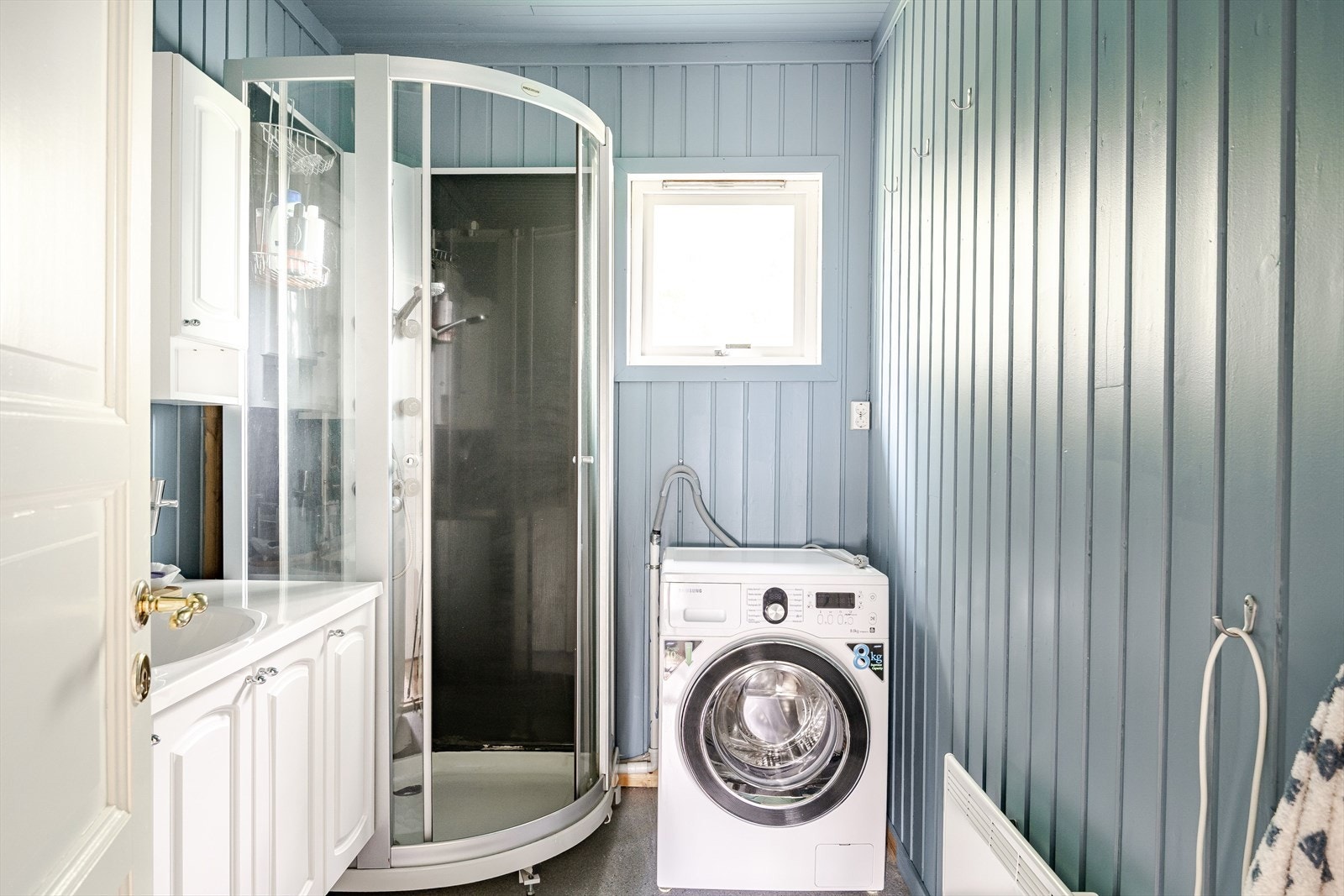 Baderommet som ble pusset opp i ca. 2004 har våtromsbelegg på gulv, malt panel på veggene og opplegg for vaskemaskin. Galleribilde