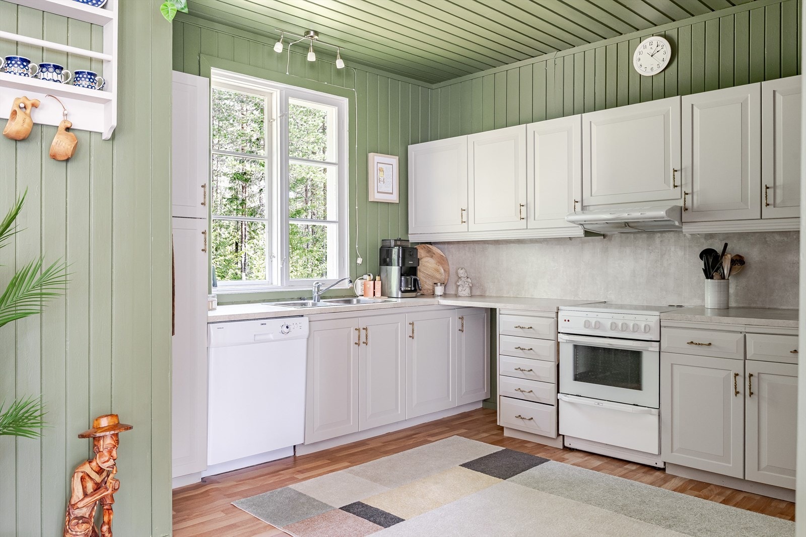 Det ble påsatt vinylbelegg i benkerygg og benkeplate i 2025. Kjøkkenet er utstyrt med hvitevarer som medfølger i handelen. Kjøleskap medfølger ikke. Galleribilde