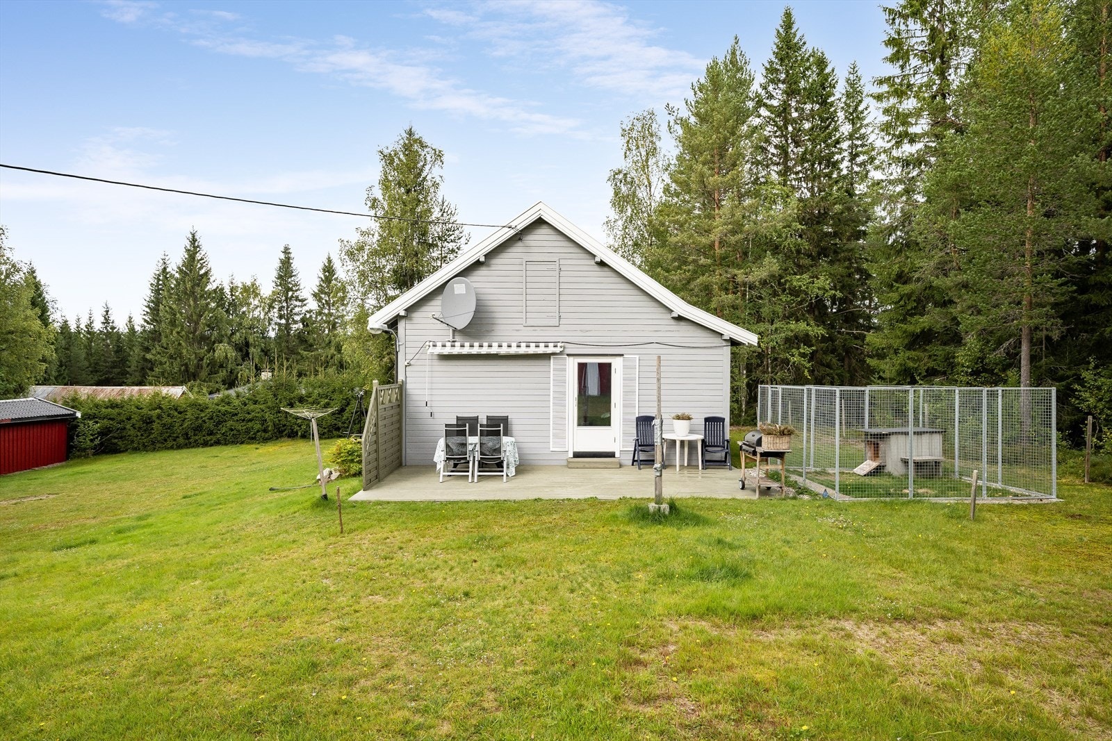 Utenfor hytta er det en hyggelig og solrik terrasse mot syd. Det er oppsatt hundegård. Galleribilde
