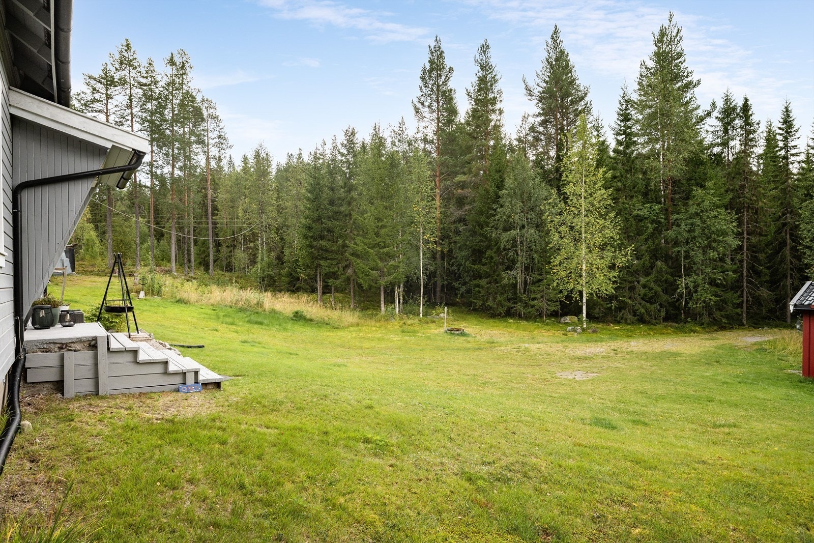 Eiendommen har en fin beliggenhet ved Osensjøens vestside på en skjermet tomt med enkel adkomst fra riksvegen. Her er har man nærhet til vakre Osensjøen med bakenforliggende naturlandskap med skogkledde åser. Galleribilde