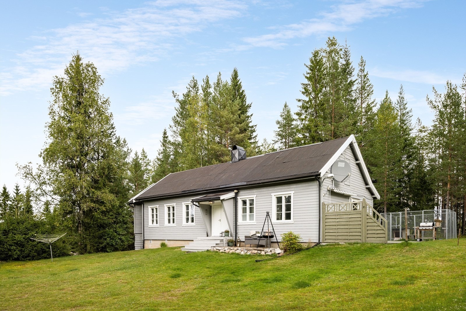 Eiendommen består av hytte, uthus og garasje med et helhetlig preg som skaper den gode atmosfæren på hyttetunet. Galleribilde
