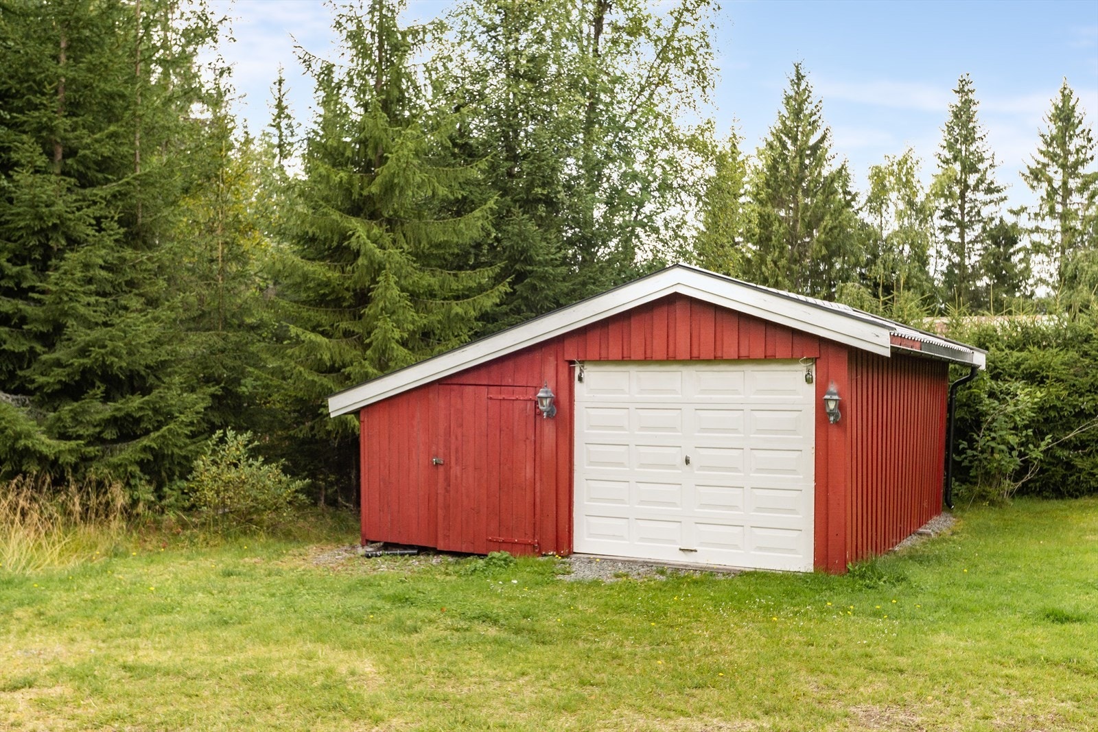 Eiendommen er også bebygd med en garasje på 30m² som består av garasje og lagerrom, samt et uthus som inneholder 2 utedoer, lagerrom og bod. Galleribilde