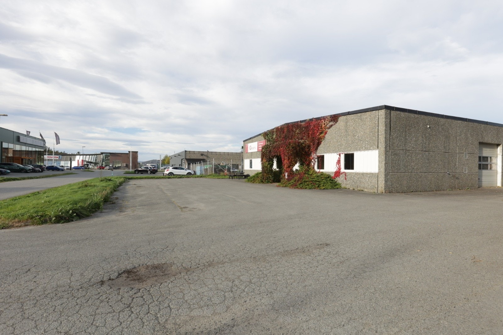 Eiet tomt på 2320 kvm pent asfaltert. Galleribilde