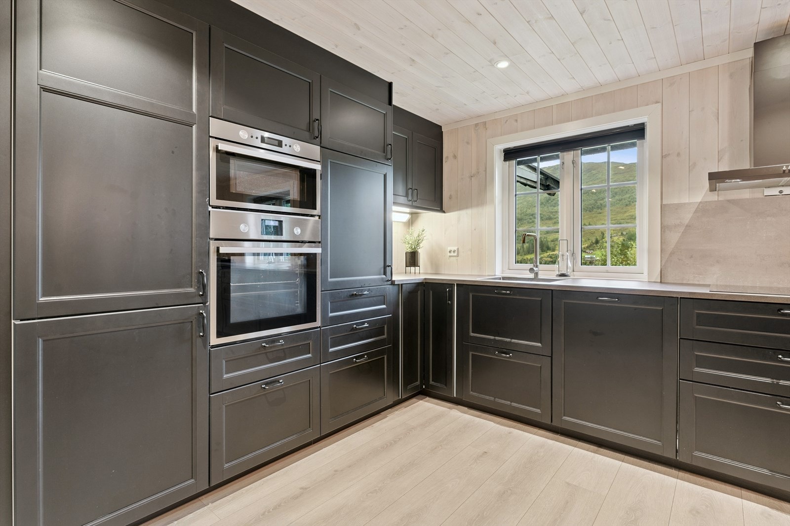 Integrerte kvitevare, profilerte frontar og laminat benkeplate Galleribilde