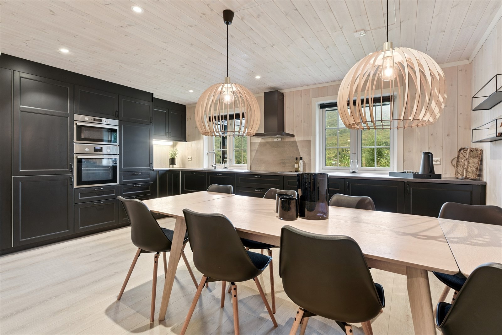 Romsleg plass til eit stort spisebord Galleribilde