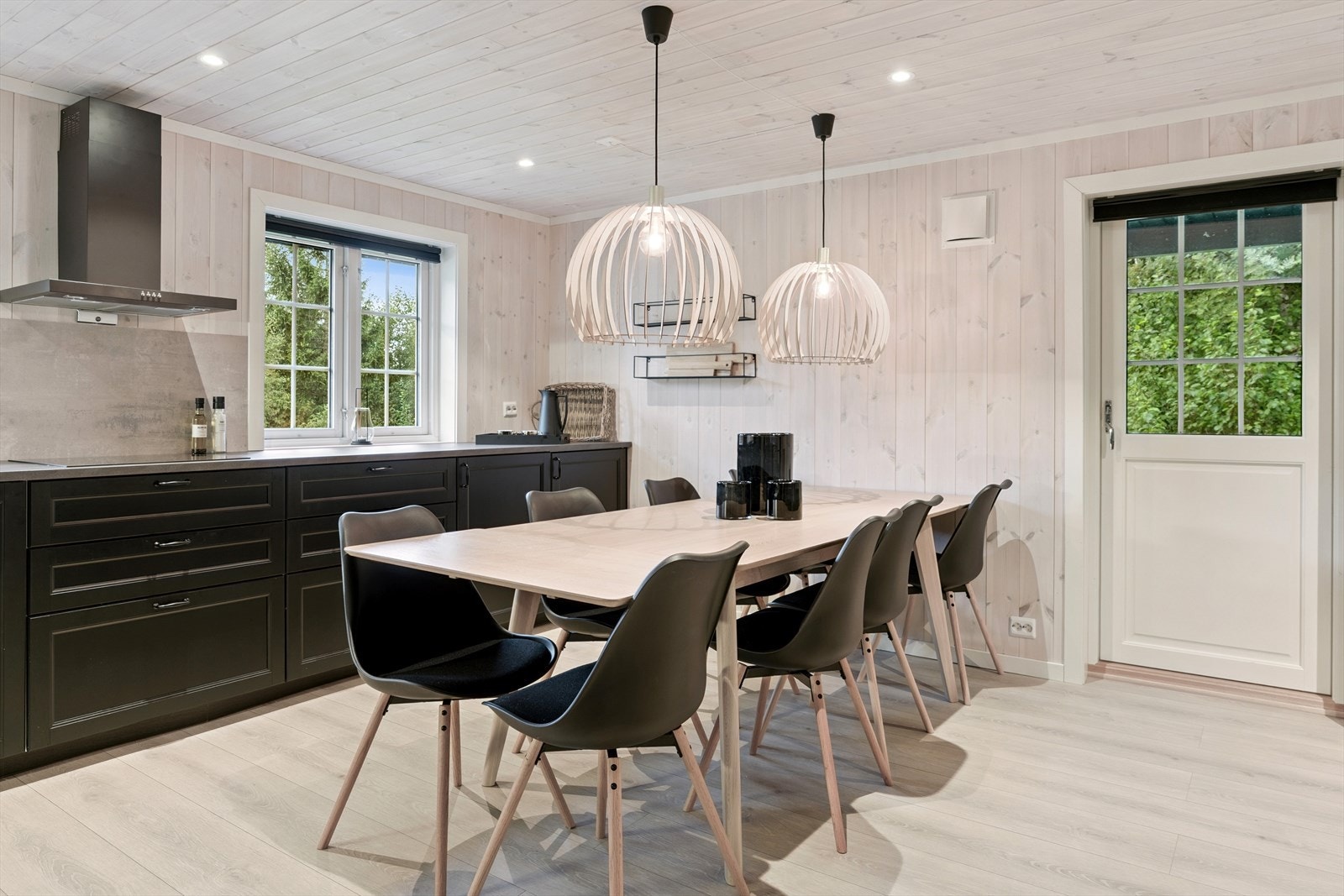 Godt med oppbevaringsplass i kjøkkeninnreiinga Galleribilde