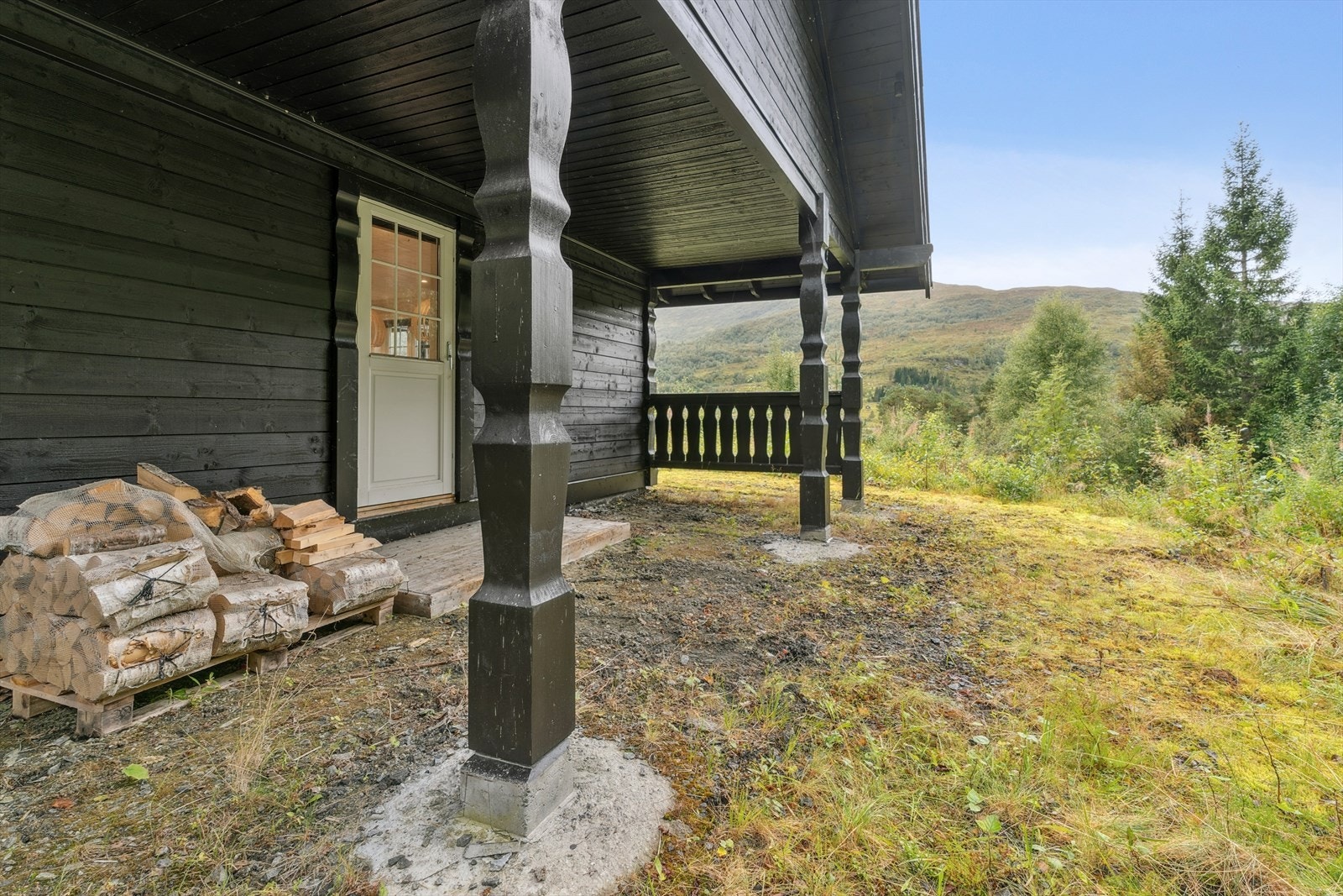 Her har du mulighet å lage din eigen uteplass med terrasse om du vil. Kanskje plass til utestampen eller plassbygde utemøblar? Galleribilde