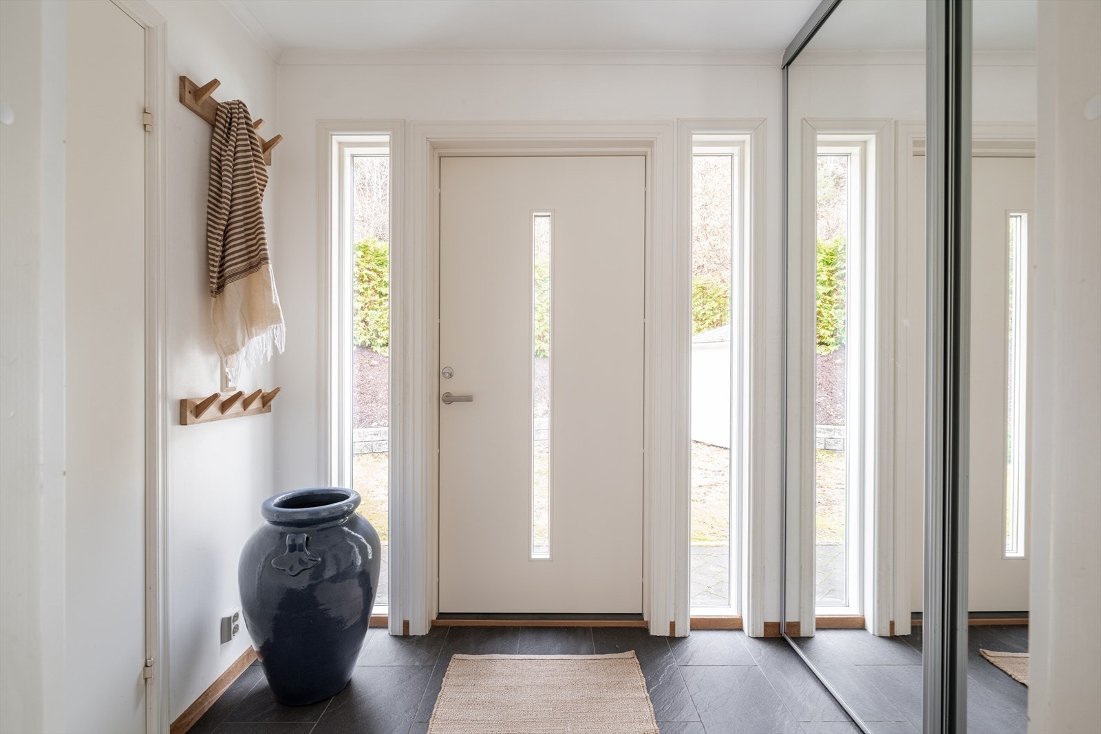 Her kommer man inn i en lys og romslig med god plass til sko- og yttertøy. Galleribilde