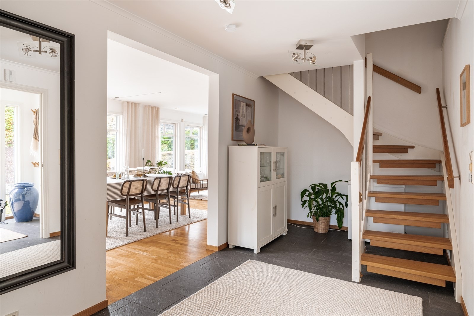 Mellom etasjene er det en åpen tretrapp med eiketrinn og hvitmalte vanger og gelender i stål. Galleribilde