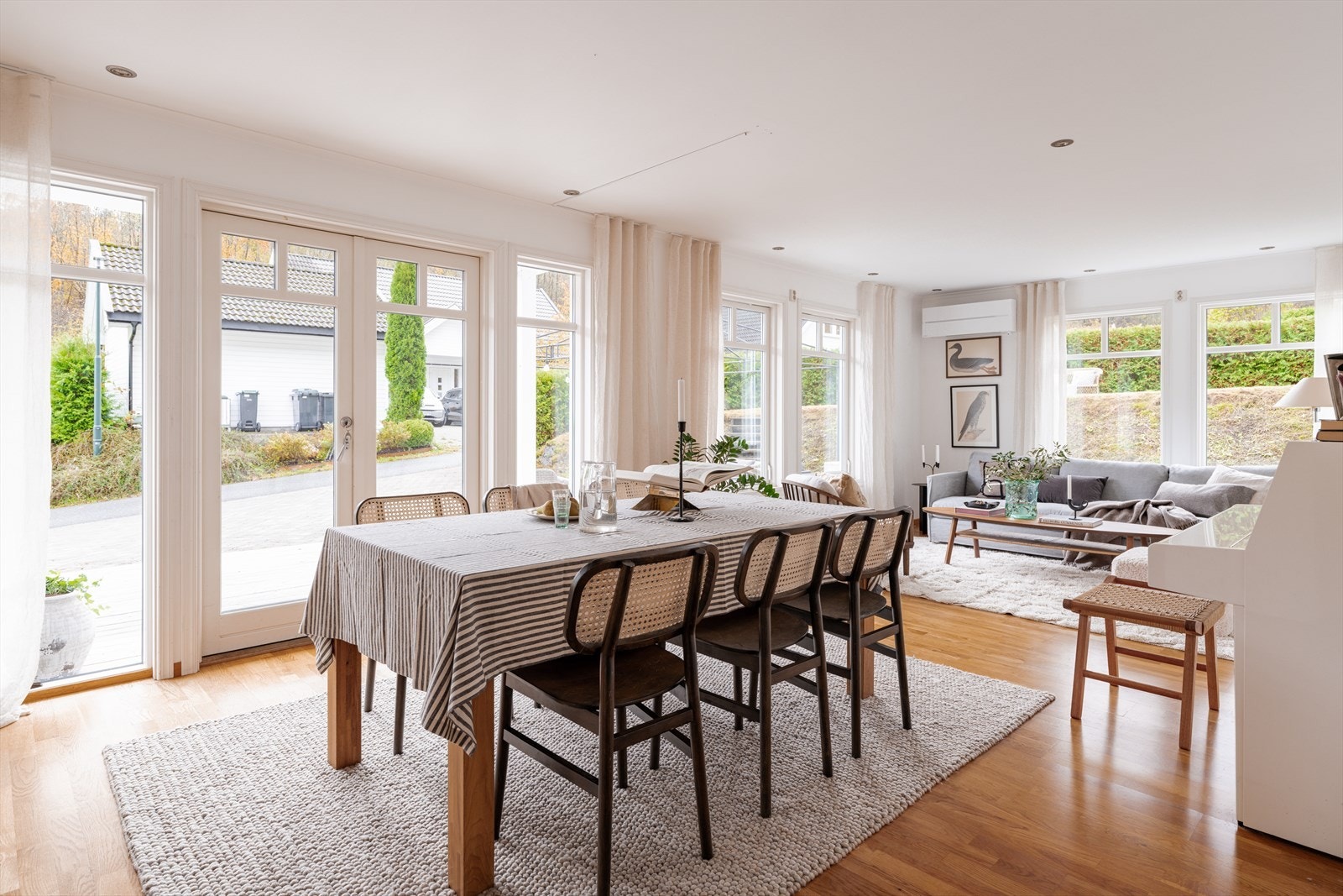 Boligen har en innbydende stue med store vindusflater som slipper inn rikelig med naturlig lys og gir god kontakt med uteområdet. Galleribilde