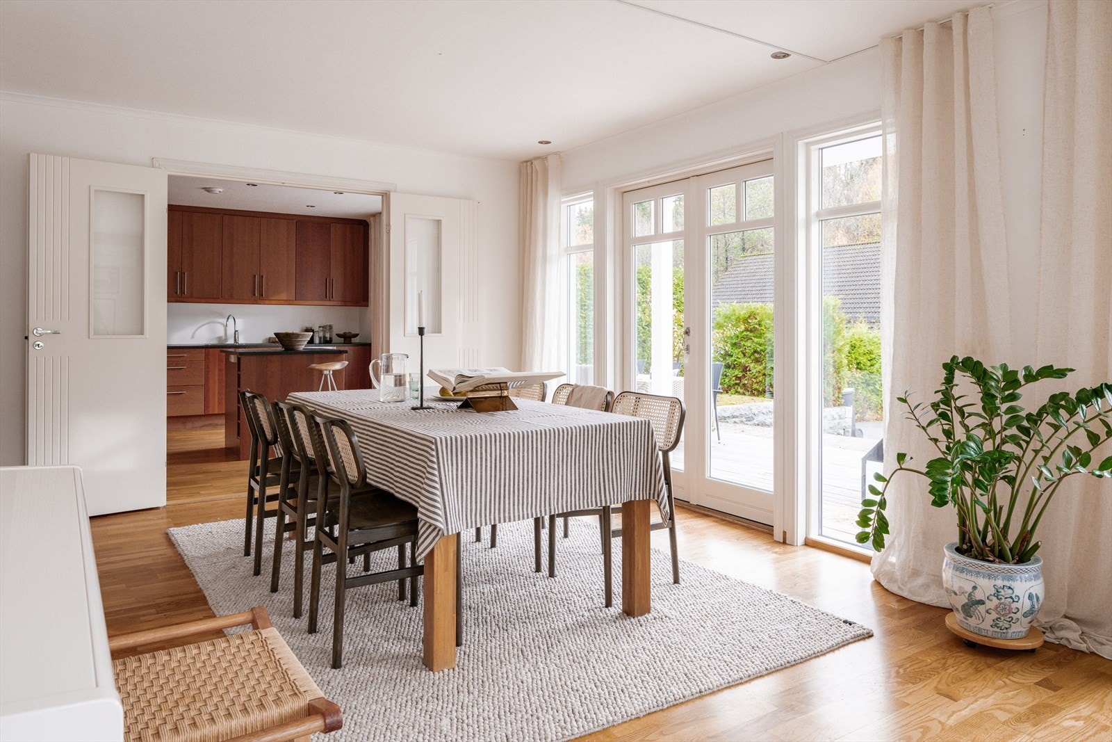 Boligen har lyse og innbydende oppholdsrom med naturlig flyt mellom stue og kjøkken. Galleribilde