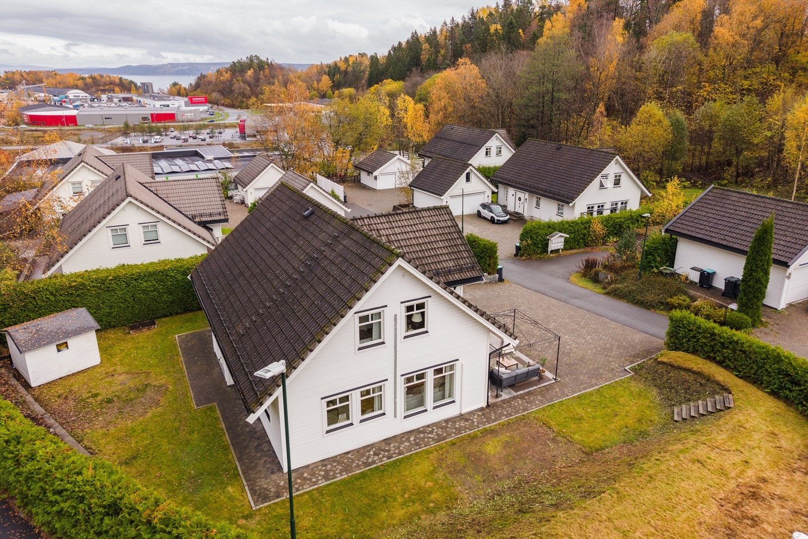 Bebyggelsen i området består hovedsakelig av frittliggende eneboliger og tomannsboliger. Galleribilde