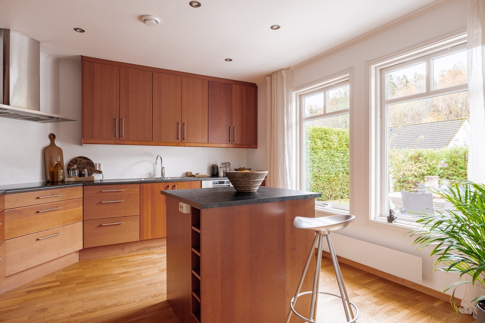 Kjøkkenet har en praktisk kjøkkenøy som gir ekstra benkeplass og en naturlig samlingssone i rommet. Galleribilde