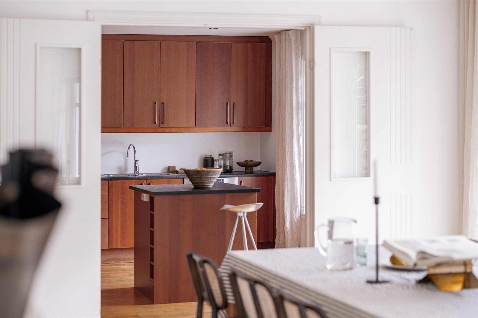 Kjøkkenet ligger i tilknytning til stuen og har god arbeids- og oppbevaringsplass. Galleribilde