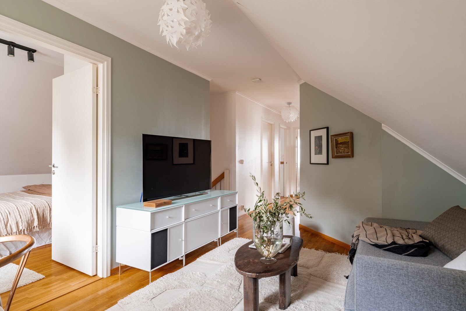 Praktisk loftstue som f.eks. kan brukes som tv-stue for ungdommen, eller som lekerom for de minste. Galleribilde