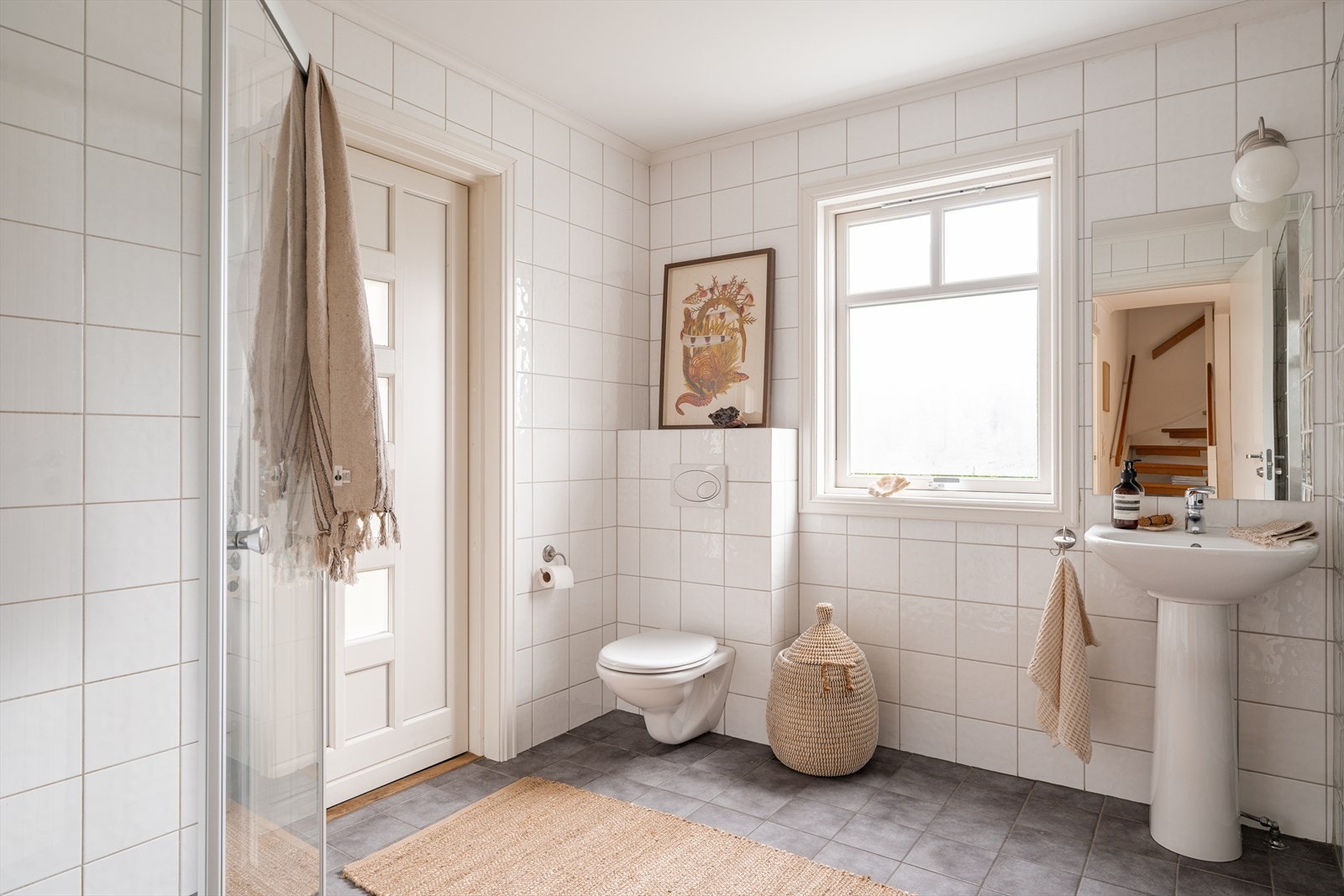 Bad/vaskerom i 1. etasje fungerer som et kombinert rom med dusjsone og plass for vaskemaskin og tørketrommel. Galleribilde