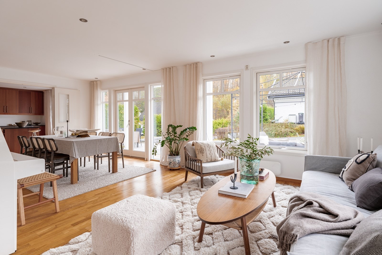 Stuen er romslig og har en planløsning som gir naturlige soner for både sofagruppe og spisestue. Galleribilde