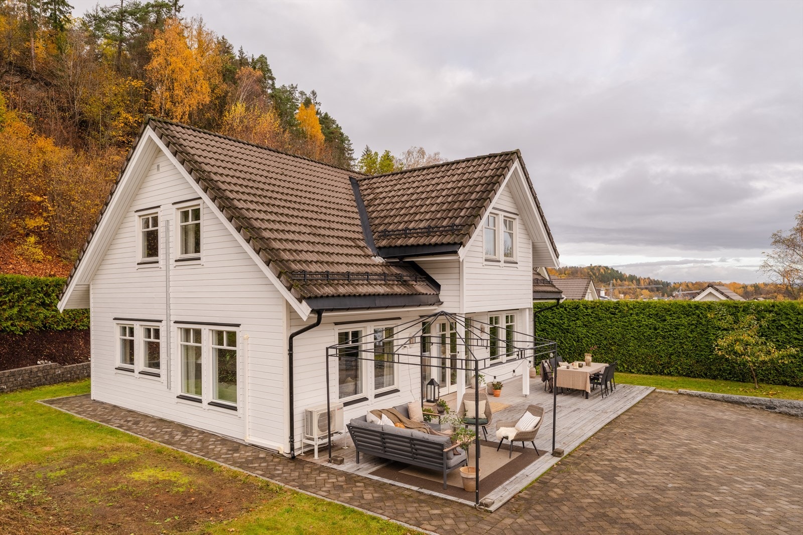 Det ble montert elbillader i 2022 på siden av huset. Galleribilde