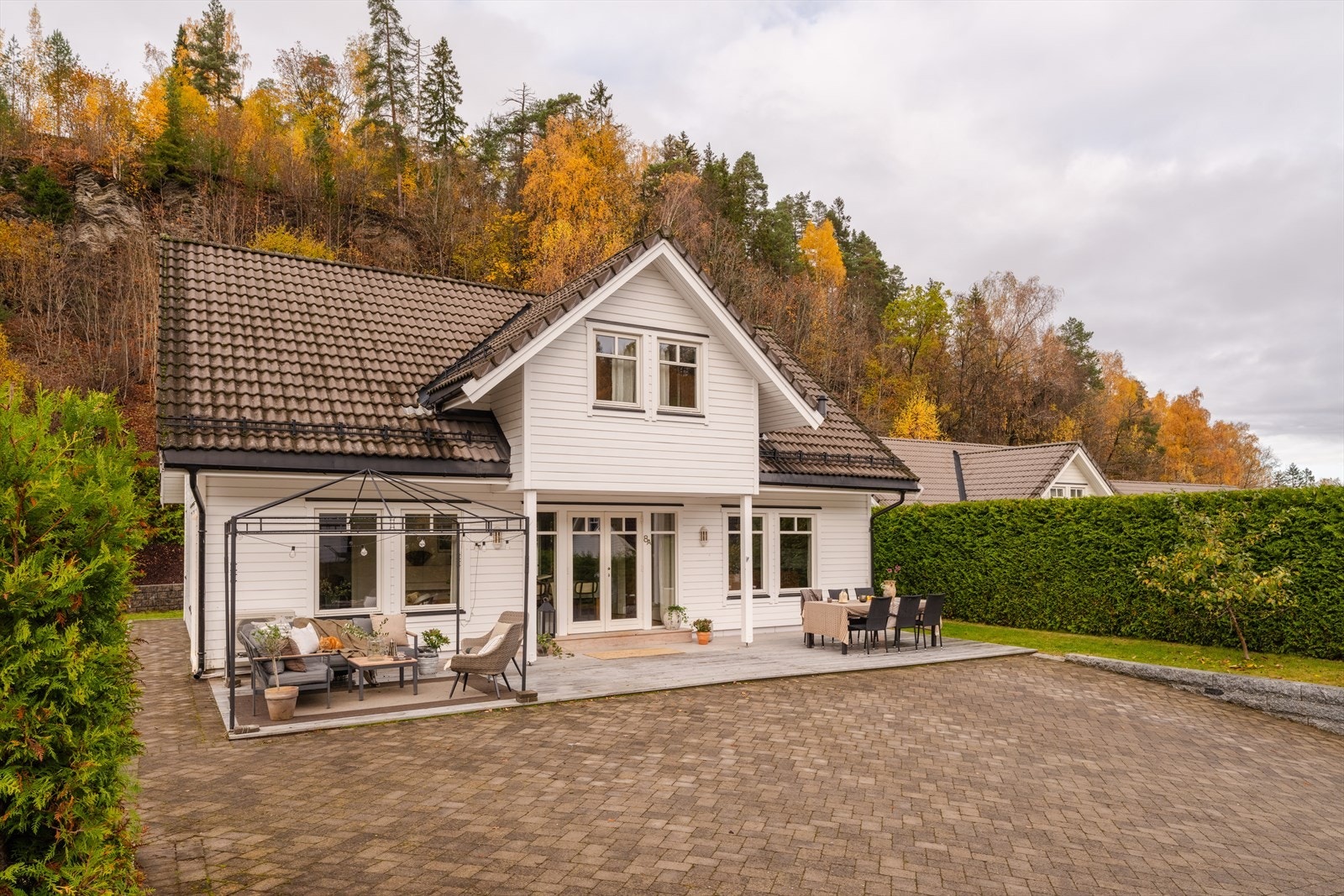 Innkjørsel, gårdsplass og gangadkomst er steinsatt, og det er god plass til parkering foran huset. Galleribilde