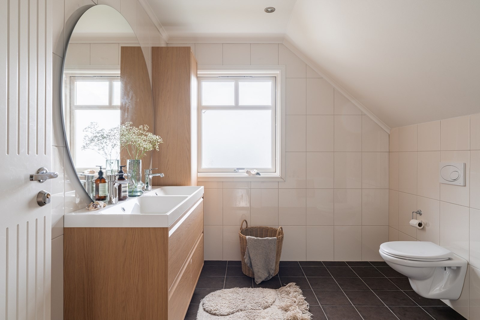 Badet i 2. etasje ble delvis oppgradert i 2025 med ny baderomsinnredning og nytt badekar. Galleribilde