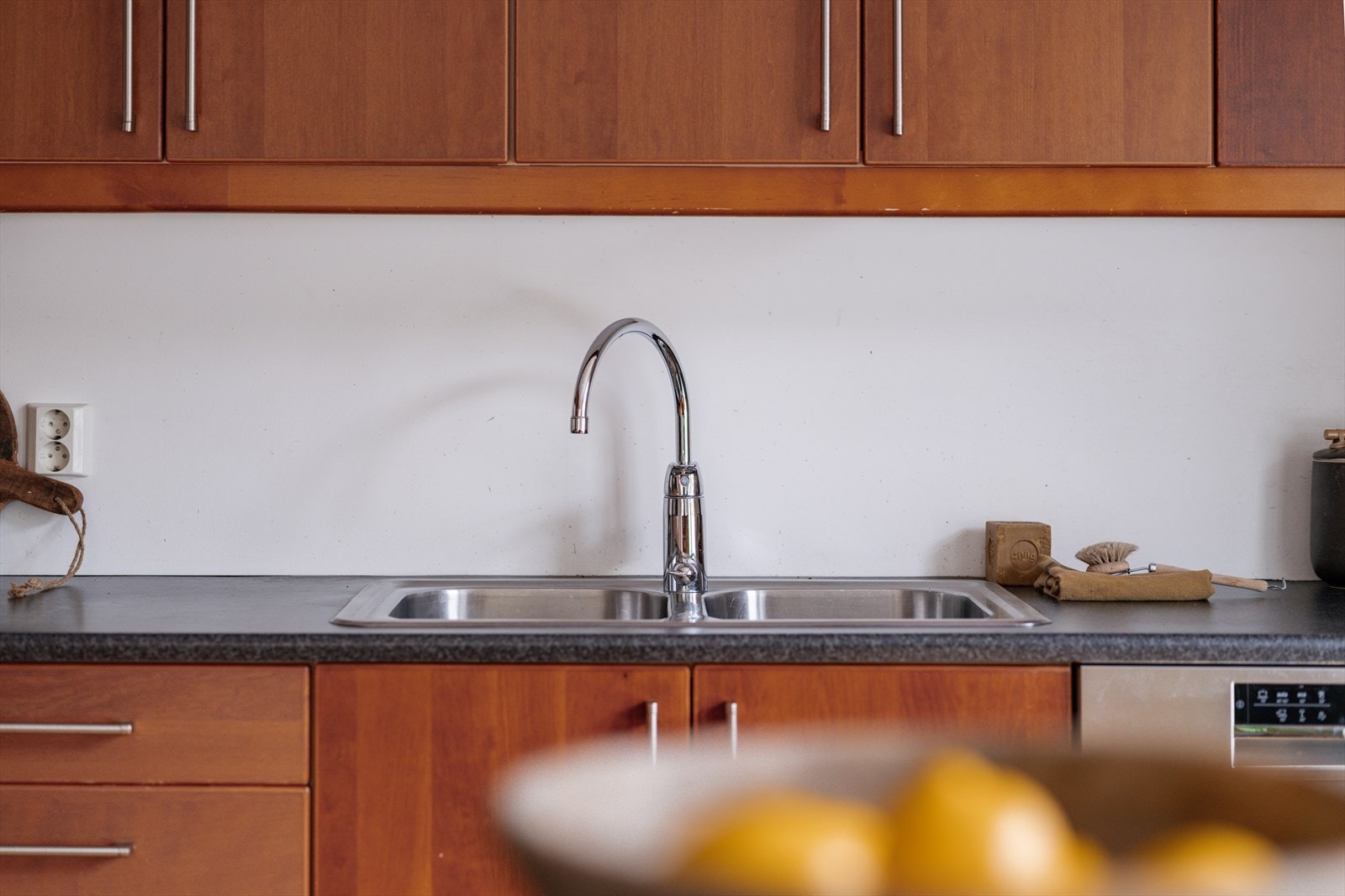 Benkeplaten er i laminat med nedfelt oppvaskkum og ettgreps blandebatteri i krom. Galleribilde