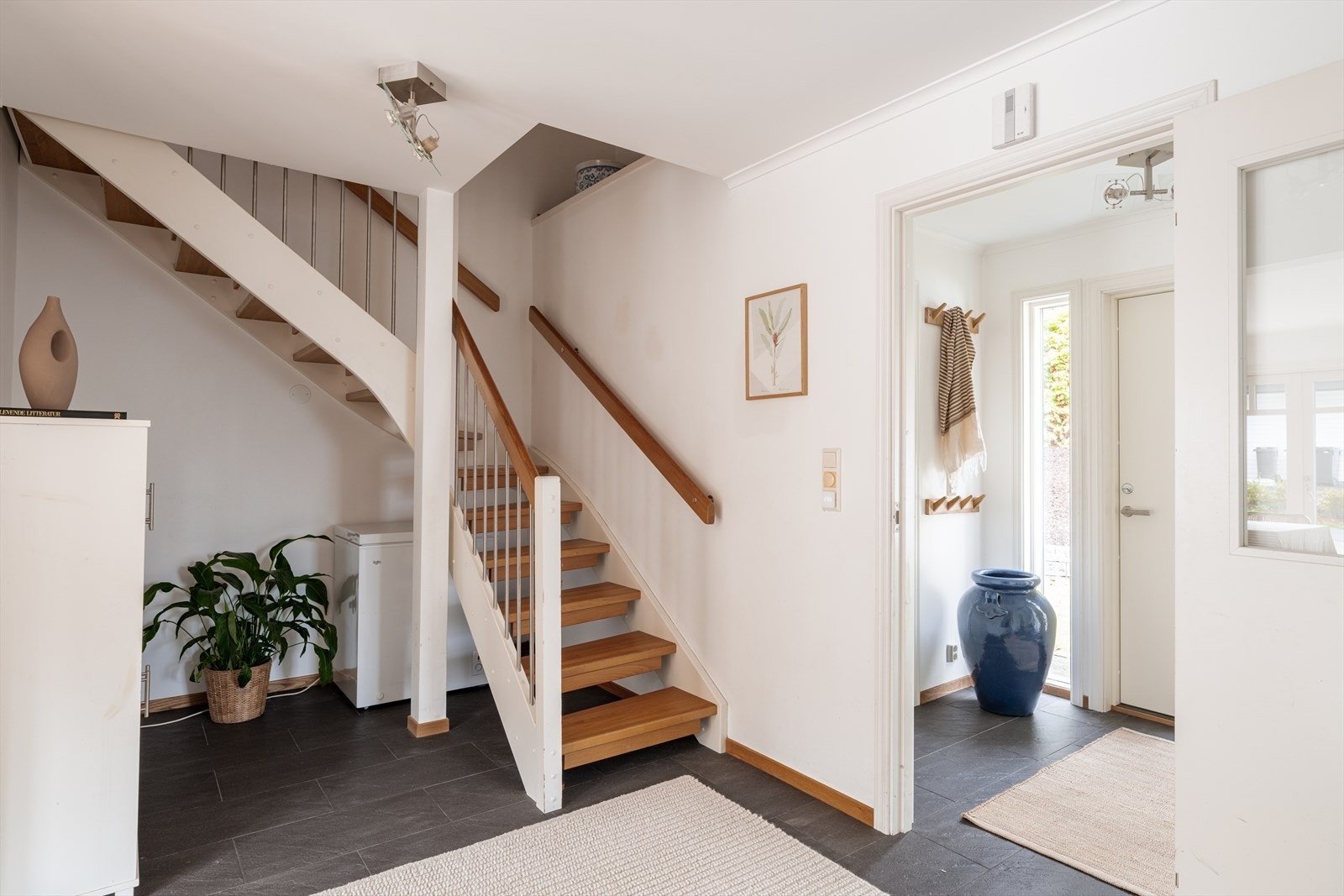 Fra entréen er det god adkomst videre til hall og oppholdsrommene i første etasje. Galleribilde