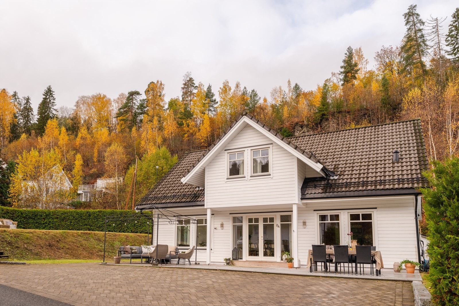 Her får man en velholdt enebolig med attraktiv beliggenhet i et barnevennlig og naturnært område. Galleribilde