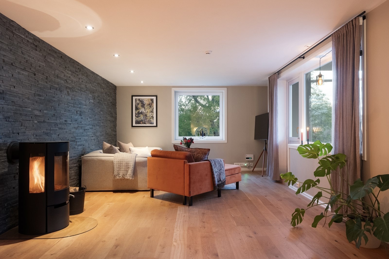 Stuen er stor og romslig, med utgang til balkong og peisovn montert for peiskos og kalde vinterkvelder. Galleribilde