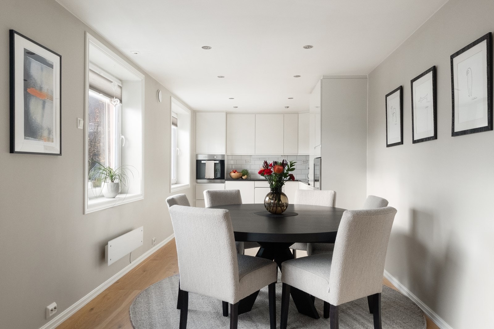 Direkte forbindelse til kjøkkenet gir en naturlig spiseplass. Galleribilde