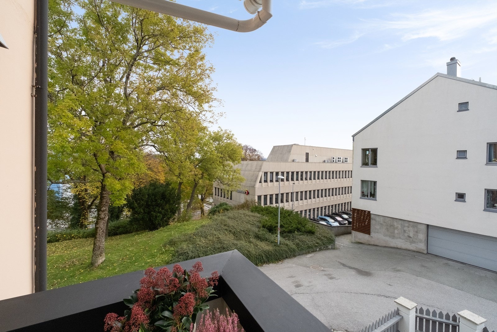 Her kan man sitte på balkongen i fred og ro. Galleribilde